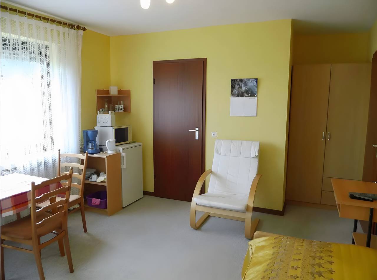 Zimmer 'Ferienwohnung Neuenrade' mit Gemeinschaftsterrasse, Gemeinschaftsgarten und Wi-Fi in Neuenrade, Märkischer Kreis
