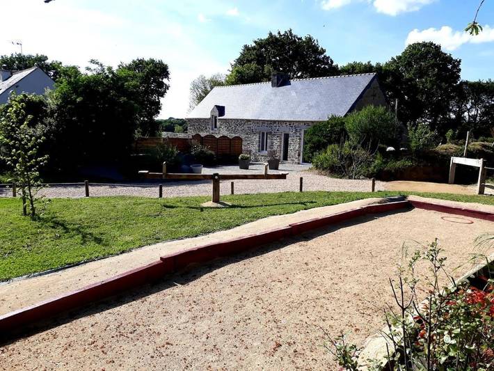 Location de vacances pour 4 personnes, avec Terrasse et Jardin à Remungol