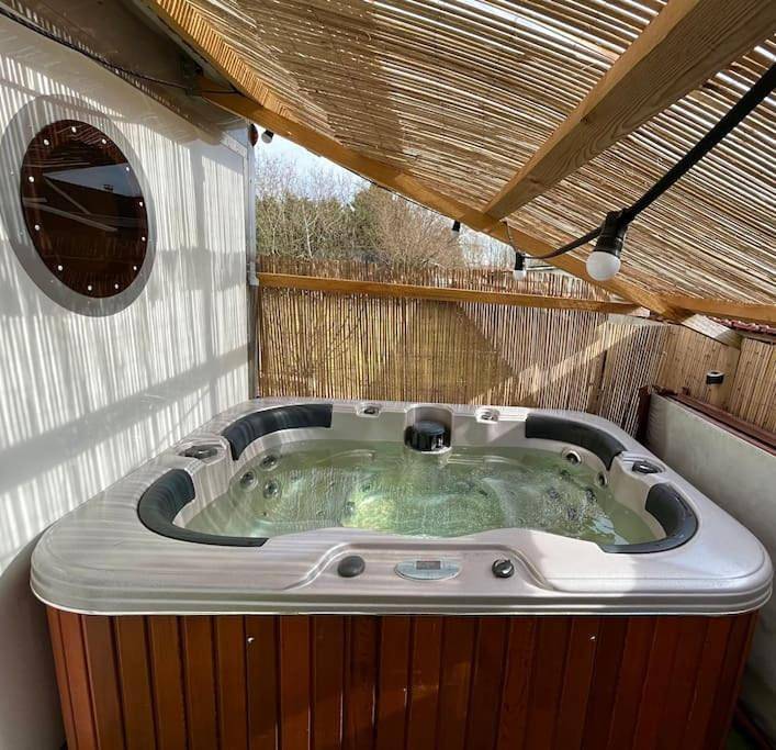 Location de vacances pour 2 personnes, avec jardin ainsi que terrasse et jacuzzi à Sassenay - 2