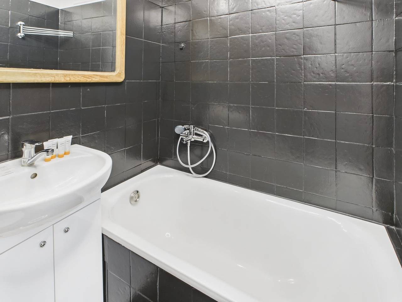 Ganze Ferienwohnung, Well-connected Studio | Close to Metro, Smart Tv in Bielany, Warschau