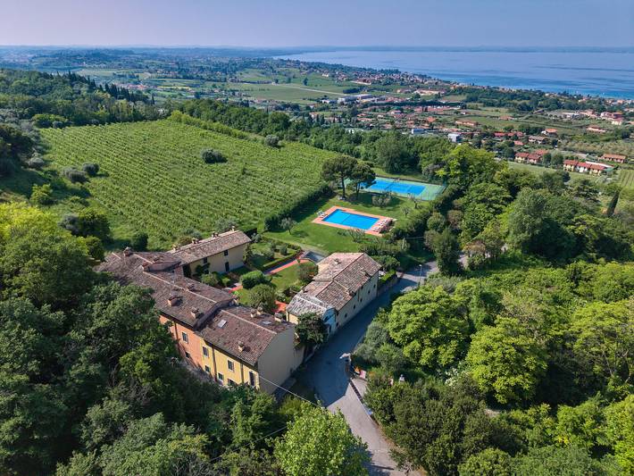 Entire apartment, Regarda - Bilocale Antico Convento del 700, tramonti sul lago, piscina e tennis in Bardolino, Garda Mountains