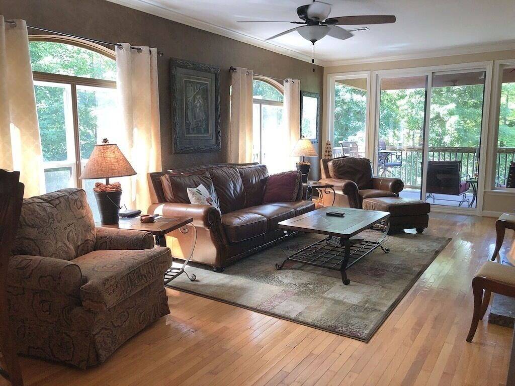 Ganze Wohnung, Beautiful, Breathtaking Wren Condo overlooking Toxaway Falls in Lake Toxaway