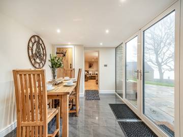 Log Cabin for 6 People in Peak District, Photo 3