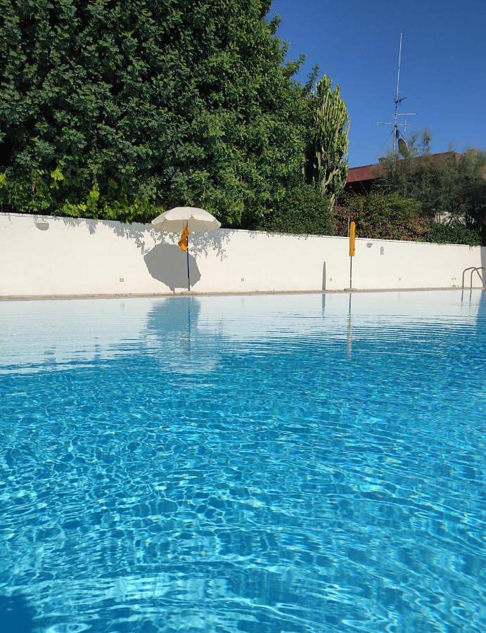 Ferienwohnung für 6 Personen, mit Balkon und Whirlpool sowie Terrasse und Garten