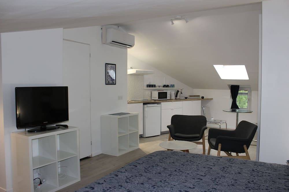 Appartement entier, Grand studio neuf, Cuers centre, avec parking. in Cuers, Côte méditerranéenne (France)