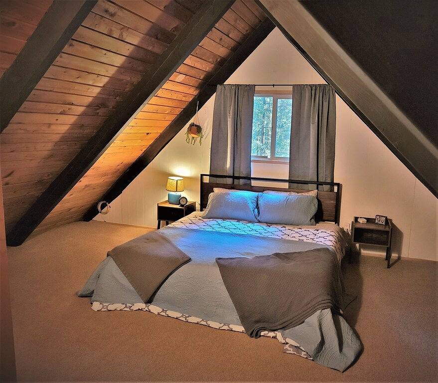 Cozy Winter Retreat w/ Woodstove & Old School Movies - Hoodsport / Lake Cushman in Lake Cushman