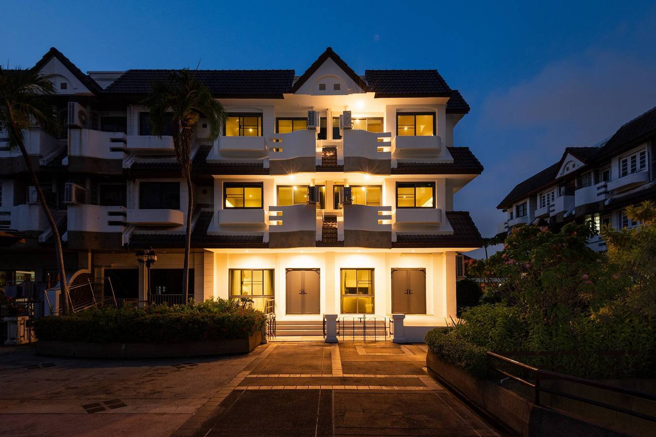 Stilvolles 5-Zimmer-Poolhaus & Theater - 2 Minuten zum Bts in Watthana District, Bangkok