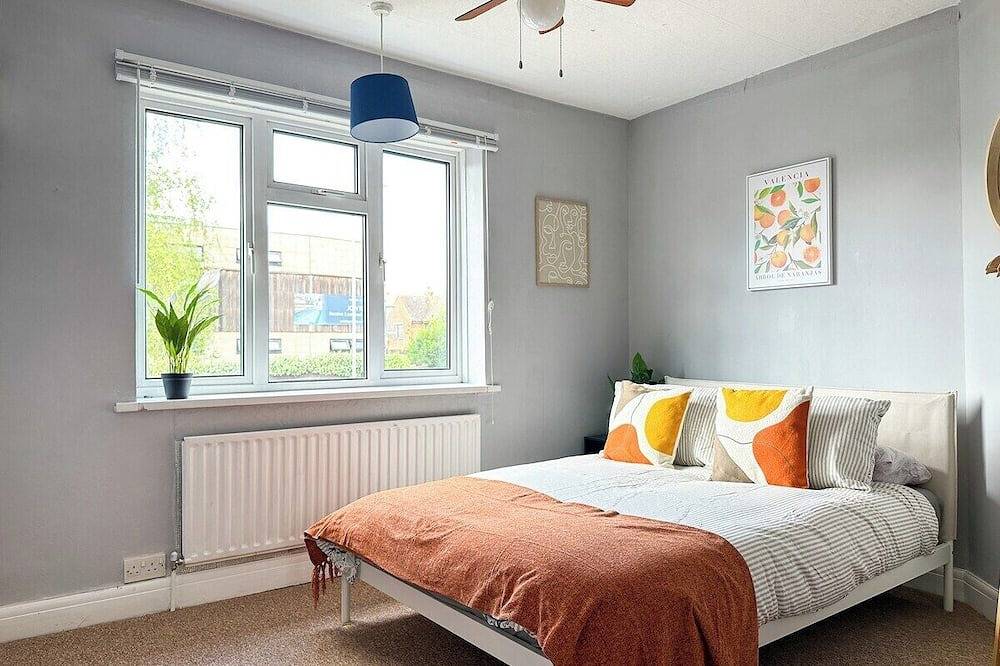 44 The Oasis - Central 2-bedroom Townhouse with Hot Tub and Private Parking! in Kent