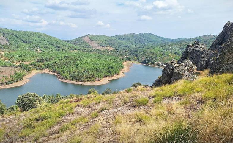 Location de vacances pour 3 personnes, avec piscine ainsi que vue et jardin à Monsanto - 4