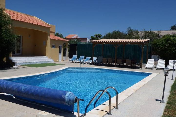 Villa for 10 people, with terrace and yard in Faro