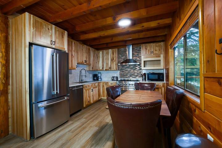 Log cabin for 8 people, with terrace and hot tub in Donner Lake