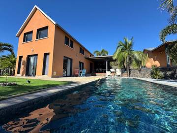 Villa pour 6 personnes, avec vue ainsi que jardin et piscine dans Saint-Gilles les Bains