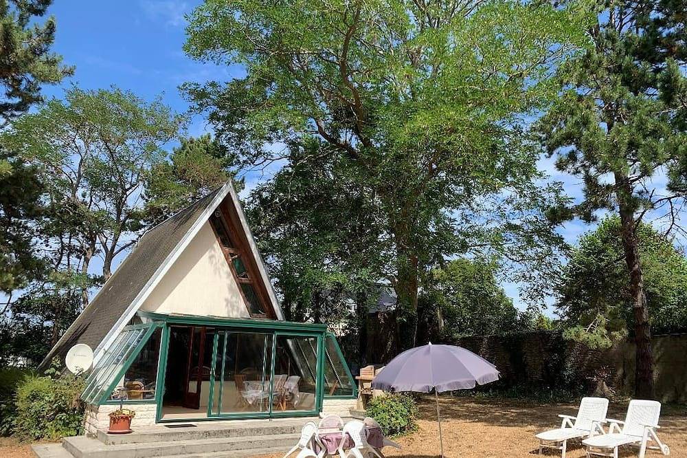 Pretty atypical chalet by the sea with a 2500 m² garden in Ver-sur-Mer, Côte de Nacre