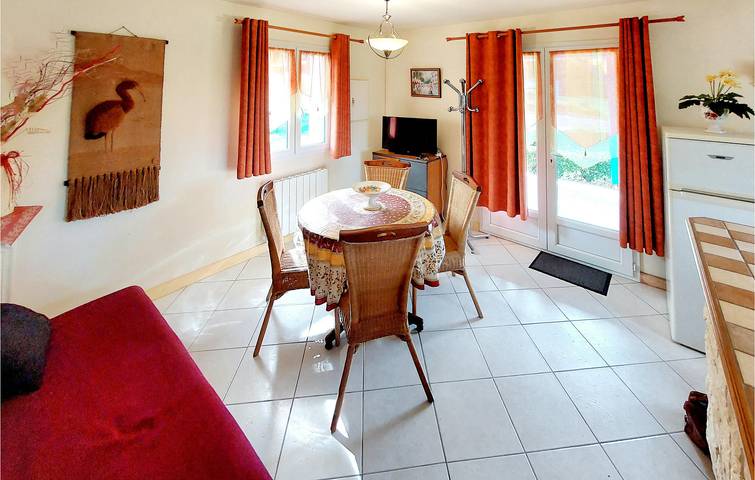 Riverside Retreat mit TV, Parkplatz und Garten in Souvigné, Niort und Umgebung