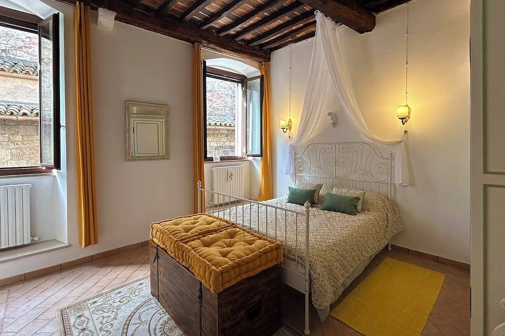 Entire apartment, Charming apartment in beautiful Todi in Todi, Perugia Province