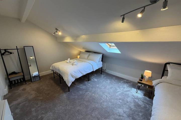 Entire apartment, Walk to Train Bolton ~Free Parking ~close to Shops in Bolton, Greater Manchester