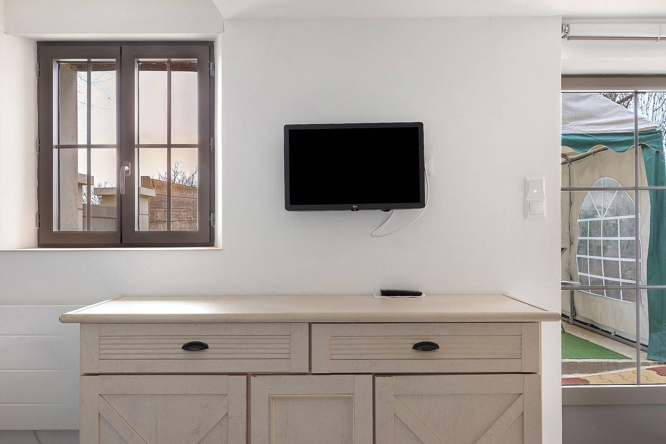 Holiday Home 'Petit Gîte Bleu' with Wi-Fi in Huillé-Lézigné, Loire Valley