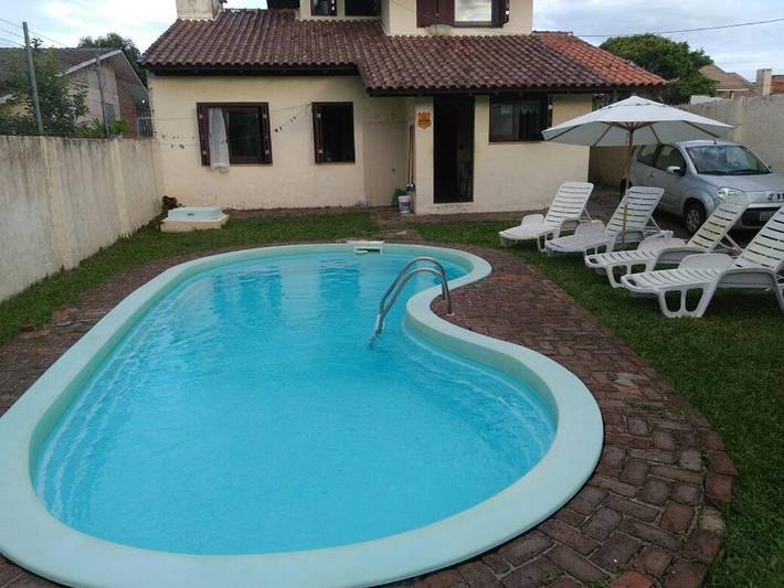 Casas e apartamentos de temporada para 12 pessoas, com piscina e vista e ainda jardim, com animais de estimação em Torres