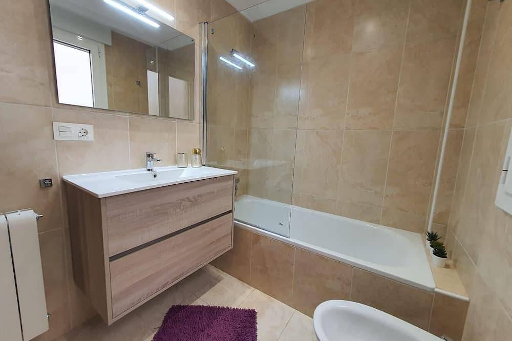 Entire apartment, By the Cathedral with optional parking. in Burgos, Burgos Province