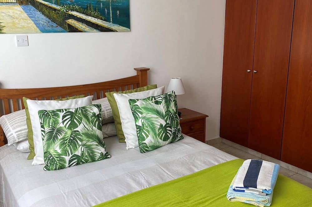 Apartamento entero, Apartamento de lujo, Tv del Reino Unido, Wifi gratuito cerca de la playa y restaurantes, vista a la piscina in Pafos, Chipre Sur