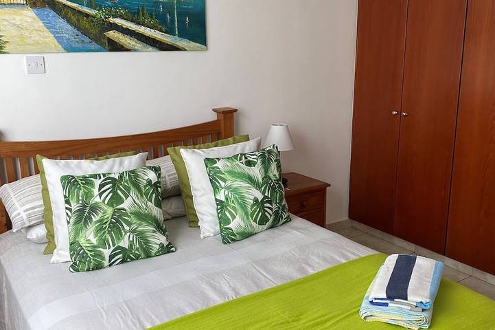 Ganze Wohnung, Apartment mit 2 Schlafzimmern, Gemeinschaftspool und teilweise Meerblicken. in Paphos, Südzypern