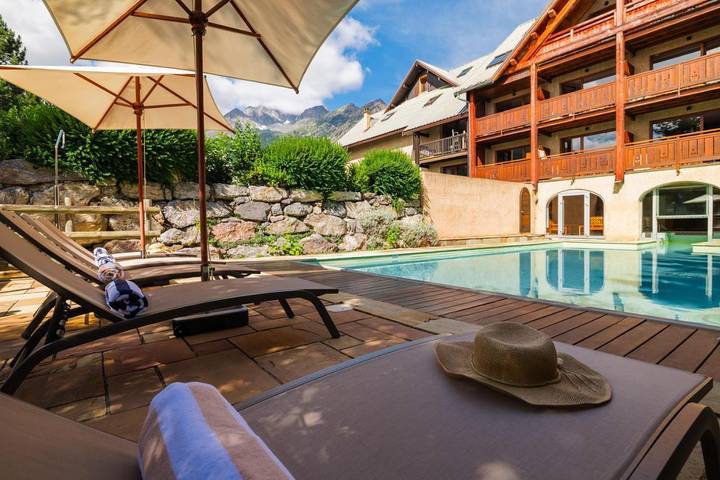 Hôtel pour 2 personnes, avec vue et sauna ainsi que piscine et jardin dans Office De Tourisme De Serre Chevalier - Bureau Du Monetier Les Bains