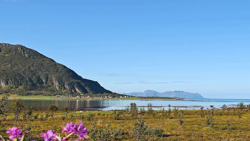 Ferieudlejning for 10 personer, med have og terrasse samt jacuzzi i Lofoten