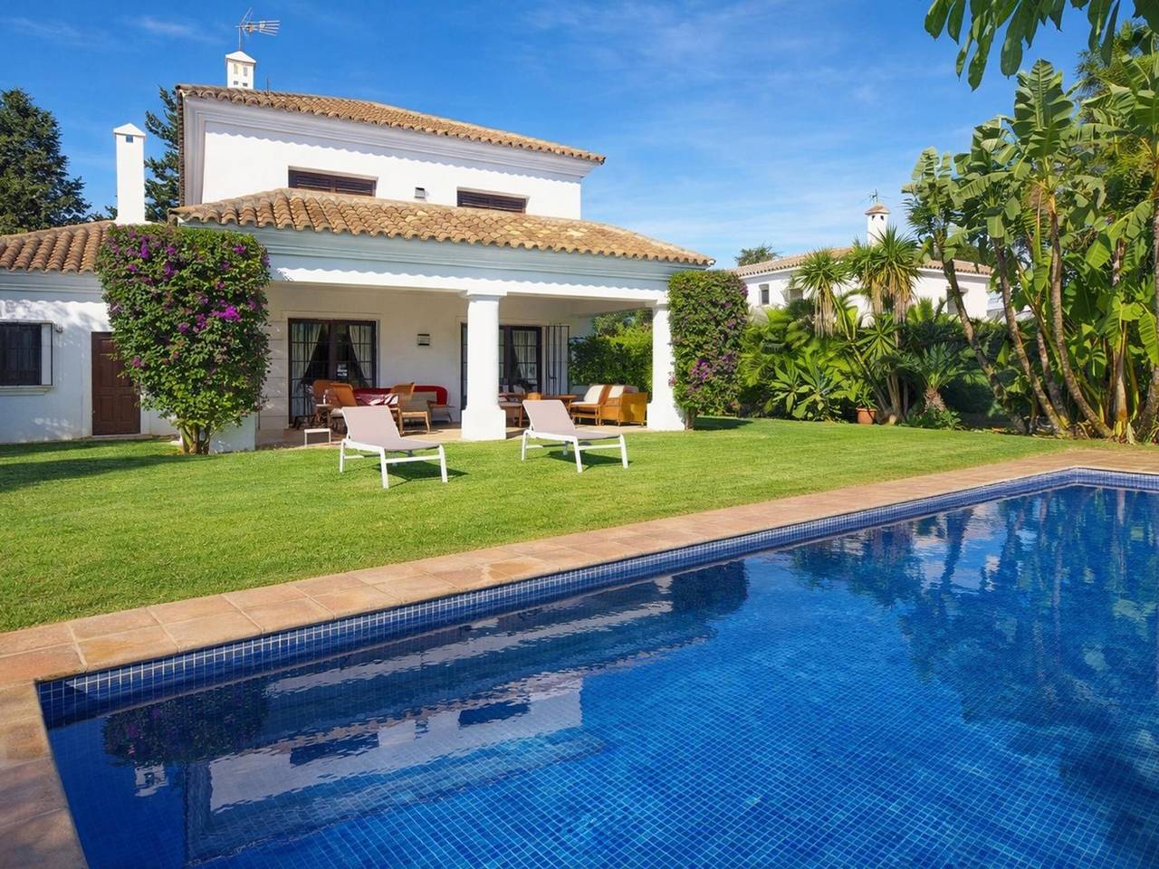 Mediterranean villa in Estepona, 50m from the beach in Triangulo de Costalita, Estepona