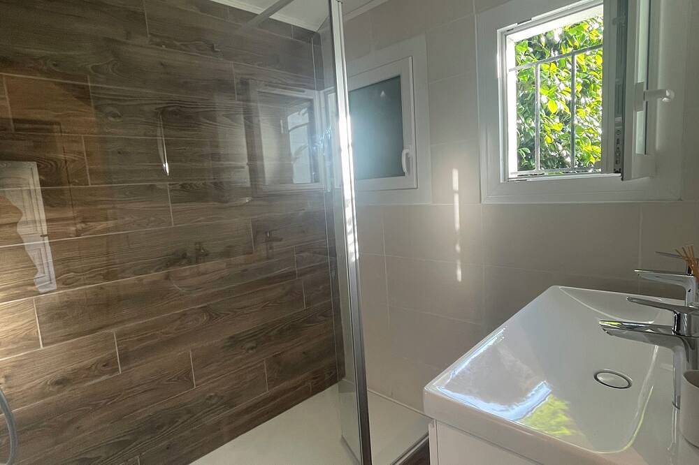 Appartement entier, Gîte  tout confort, spacieux jardin avec piscine, proche de l'Erdre. in Sucé-sur-Erdre, Région de Nantes