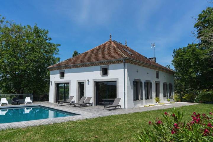 Maison de vacances pour 10 personnes, avec Balcon et Terrasse ainsi que Jardin et Piscine