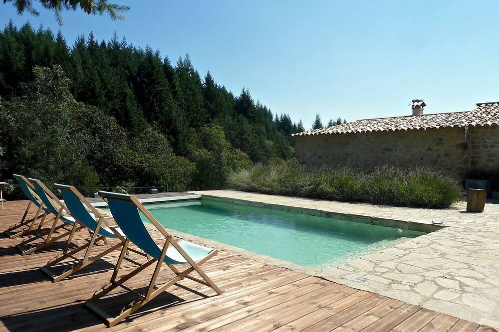 Maison de famille charme, piscine, avec grande salle de réception, belle vue in Saint-Apollinaire-de-Rias, Parc naturel régional des Monts d'Ardèche