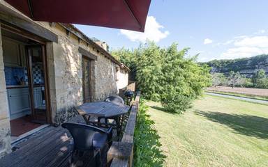 Gîte pour 2 personnes, avec piscine ainsi que balcon et jardin, animaux acceptés à Peyzac-le-Moustier