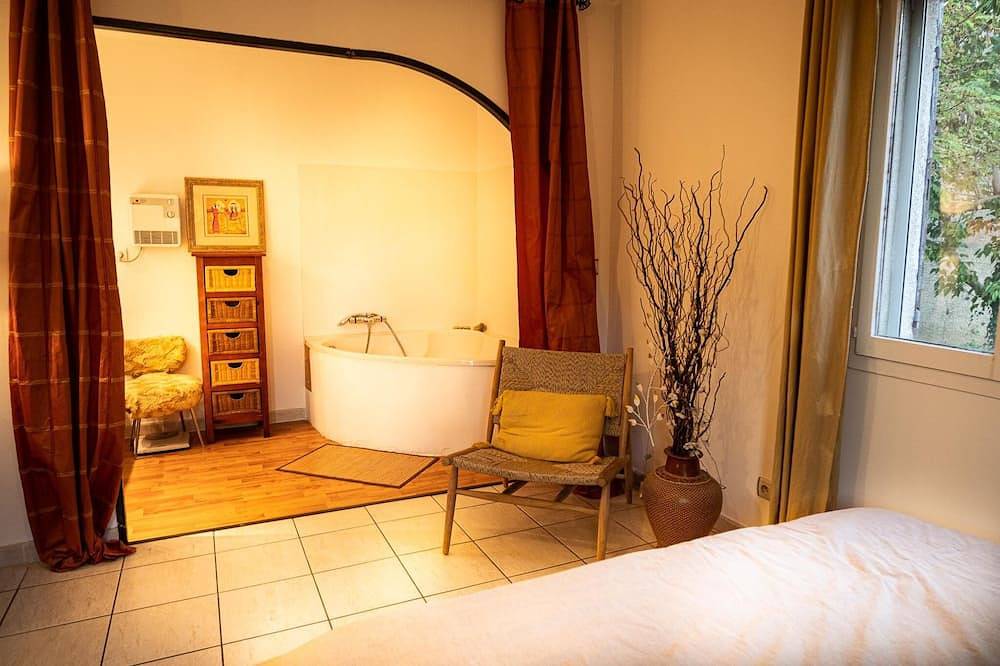 Typical Provencal villa, pool, luxurious amenities in Volx, Parc naturel régional du Luberon