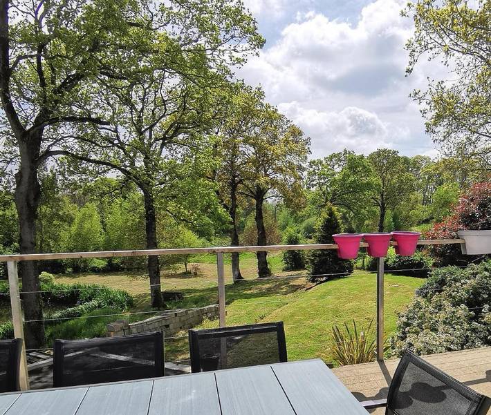 Location de vacances pour 7 personnes, avec vue sur le lac ainsi que terrasse et vue à Saint-Péver