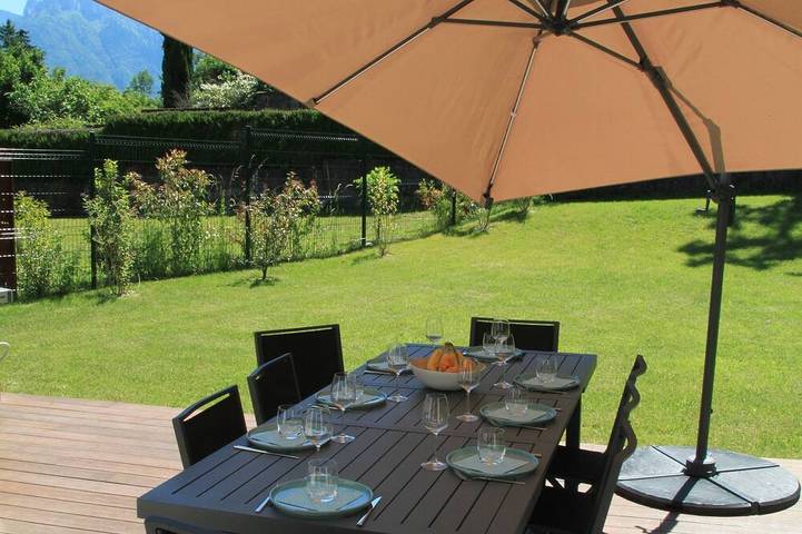 Villa pour 8 personnes, avec jardin sur le Lac d'Annecy