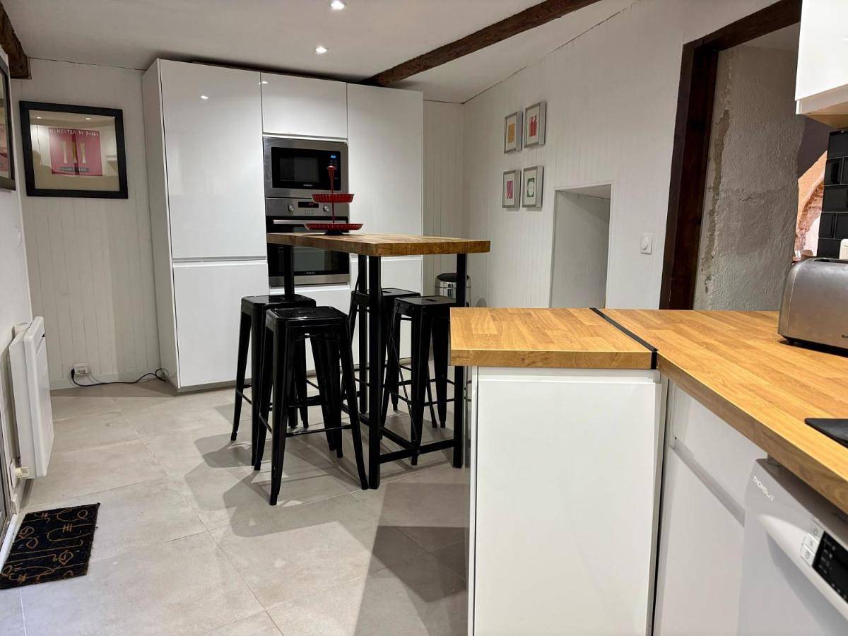 Three-Bedroom House in Claira, Côte d'Améthyste