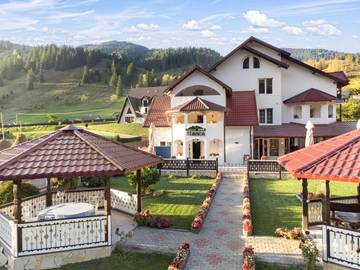 Gîte pour 3 personnes, avec jardin et piscine ainsi que vue et sauna, animaux acceptés dans Dorna-Arini