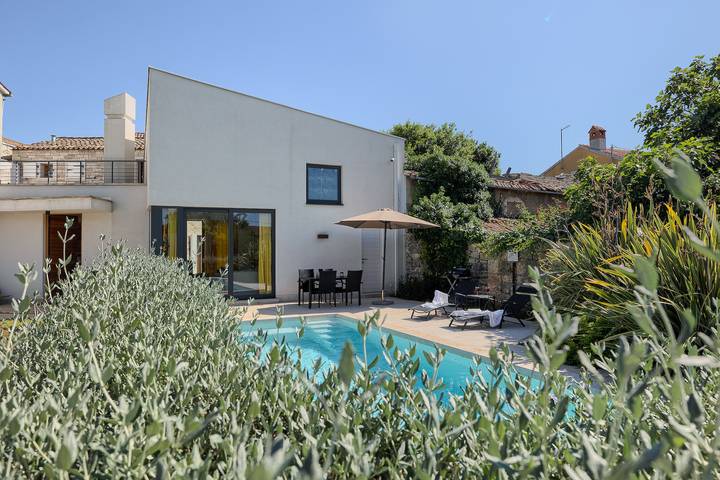 Villa for 6 people, with Balcony and Balcony/Terrace as well as Terrace and Garden in Pula