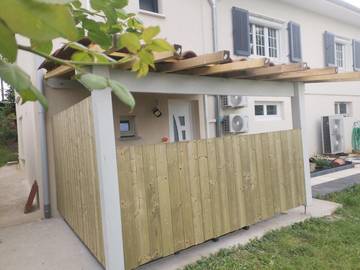 Gîte pour 2 personnes, avec piscine ainsi que vue et terrasse à Lissieu