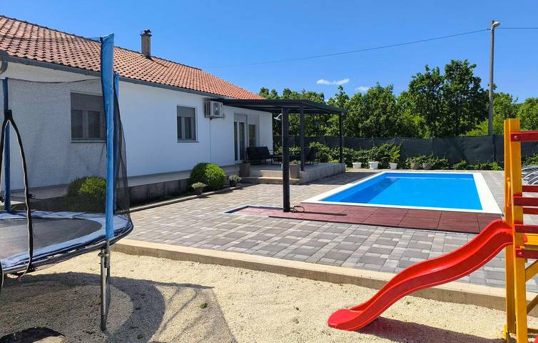 Gemütliche 2-Zimmer-Wohnung mit Pool und Terrasse, 1,5 km vom Fluss Ričina entfernt in Imotski, Makarska Riviera