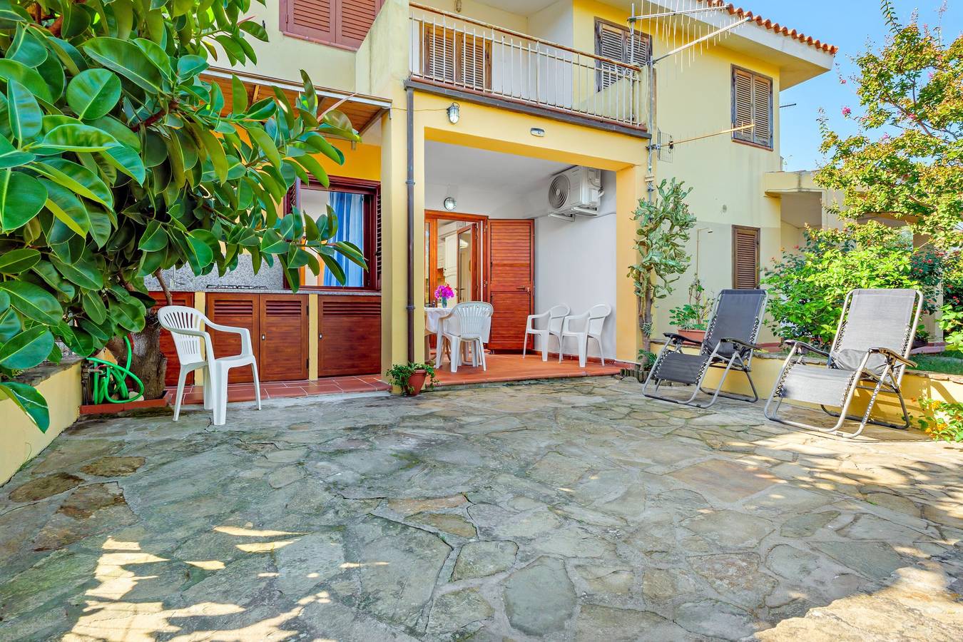 Appartamento intero, Villetta Bougainvillea a 300 m dal mare, con giardino, Wi-Fi e aria condizionata in San Teodoro, Olbia-Tempio