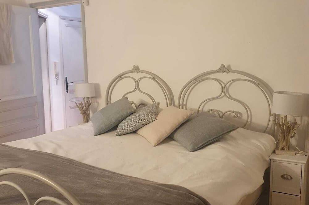 Villa-Traditionelle-Salle de bain privée-Vue sur Piscine in Vallauris, Région de Cannes