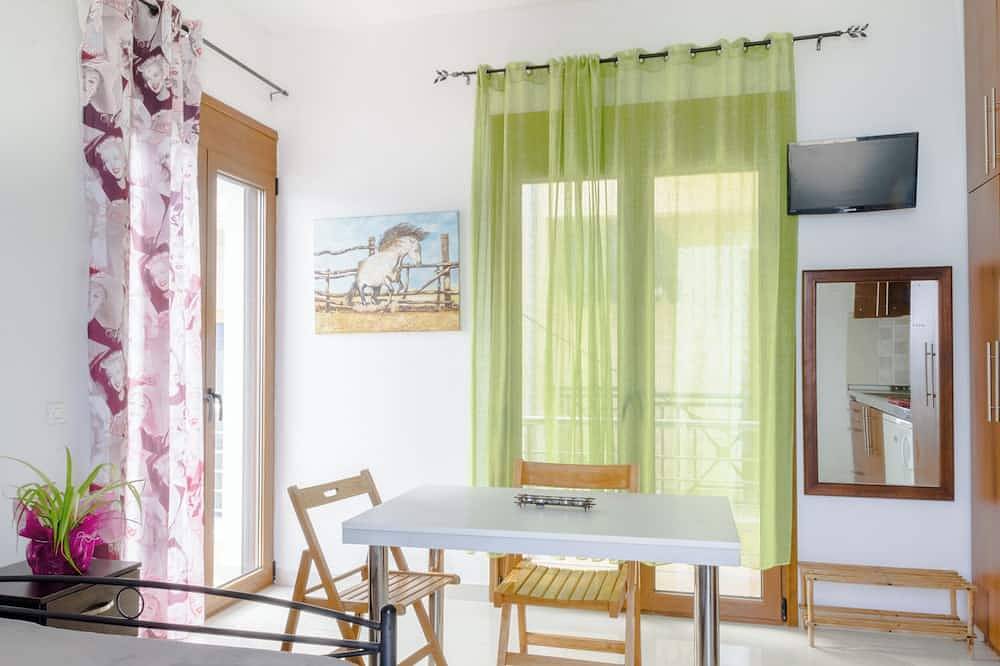 Ganze Wohnung, Single studio with Kitchen, 3 minutes (by foot) to the Beach & Hiking paths. in Karpathos