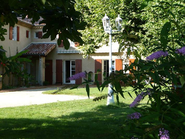 Gîte pour 4 personnes, avec jardin ainsi que terrasse et piscine
