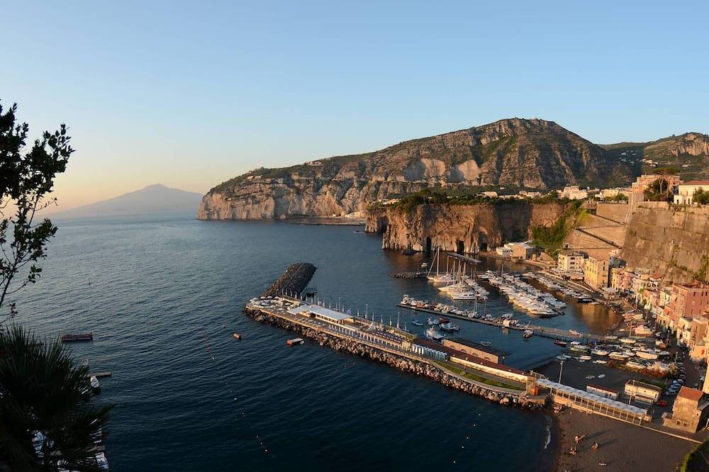 Entire apartment, Elegant and quiet apartment in the city center in Piano di Sorrento, Naples Province
