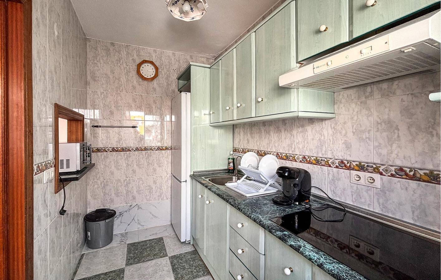 Entire holiday apartment, Charming Apartment with Terrace & Garden, 900m to Playa del Cable in Plaza de los Naranjos, Marbella