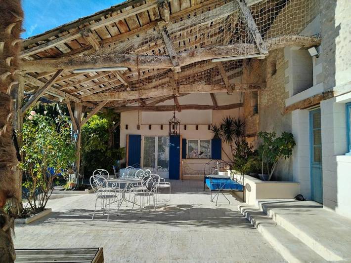 Location de vacances pour 2 personnes, avec piscine ainsi que vue et jardin dans Baignes - 2