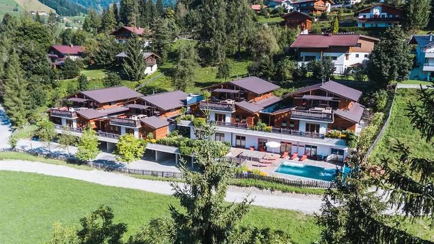 Ferienhaus für 27 Personen, mit Sauna und Pool sowie Whirlpool und Terrasse