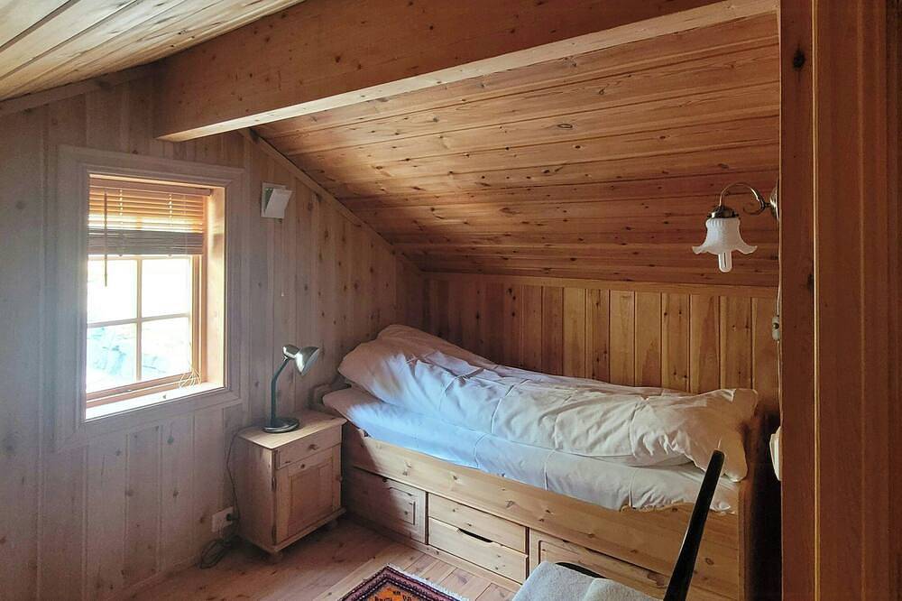 Kiefern-Hütte mit Ruderboot am See in Bjørkedalen in Volda