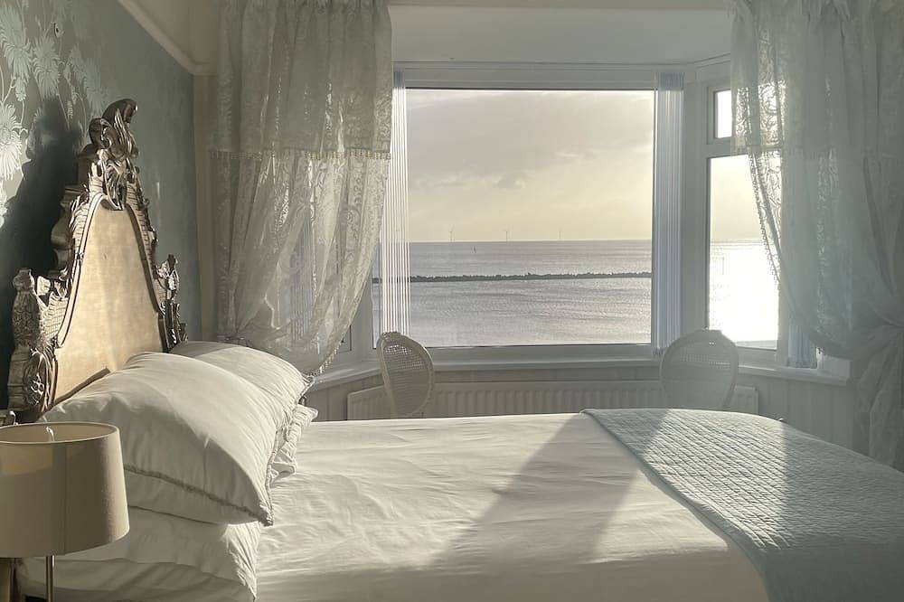 \"Beaches\" Sea Front House with Full Sea Views, Northumberland Coast. in Newbiggin-by-the-Sea, Northumberland